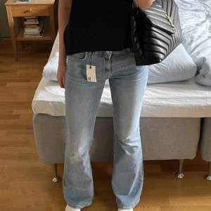 Lågmidjade bootcut jeans från Lager 157, aldrig använda pga att de är för stora i midjan för mig. Annars superfina, stretchiga och perfekt färg till sommaren!🌸Jag är 178 och de är långa på mig 💕