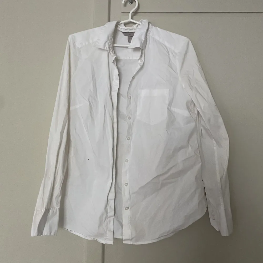 Vanlig vit skjorta från hm, använd fåtal gånger. Skjortor.