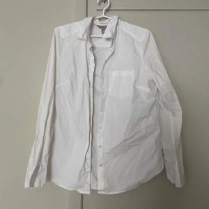 Vanlig vit skjorta från hm, använd fåtal gånger