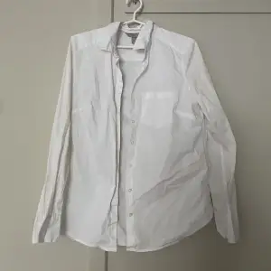 Vanlig vit skjorta från hm, använd fåtal gånger
