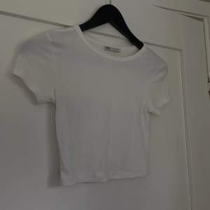 Säljer denna croppade T-shirten från Zara i storlek S. Pris 50kr+frakt🥰