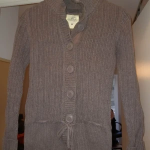 Cardigan, grå i stl S från H&M L.O.G.G, mkt fint skick - Cardigan, grå i stl S från H&M L.O.G.G, mkt fint skick  Inte använd många gånger.   Innehåller 100% bomull  Köparen står för frakten.  Ansvarar inte för hur posten/Schenker hanterar breven/paketen eller om det försvinner.