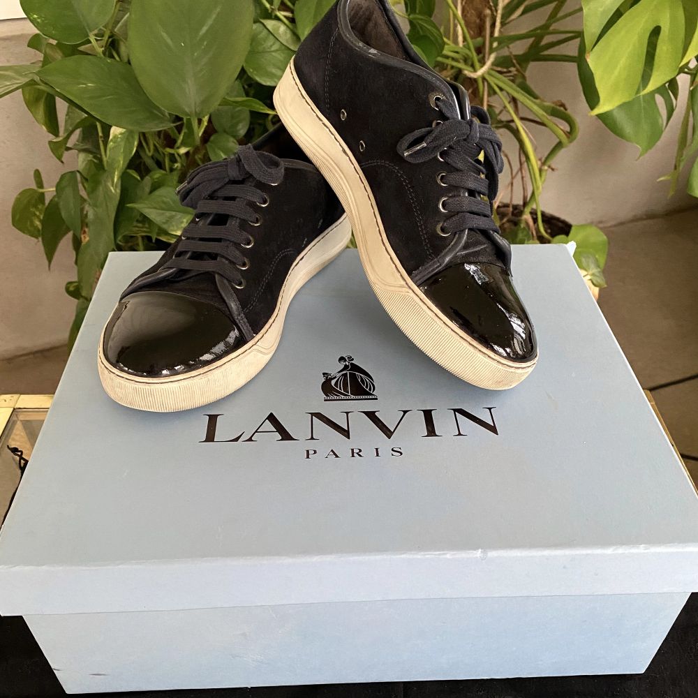 Hej, säljer ett par super snygga Lanvin sneakers i marinblå färg. Använda men fortfarande väldigt bra skick på mocka och Toebox. Size 5 vilket motsvarar 40/40,5. Nypris runt 4000kr. Dustbags från köp. Priset är inte hugget i sten. Hörs!. Skor.