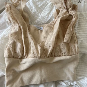 Topp - Super fin topp från zara köpt för några år sedan. Knappt använd, väldigt fint skick. Säljes för 100 kr. För liten för mig därav inga bilder med den på.