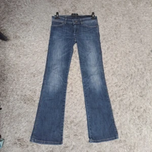 Blåa wrangler jeans - Säljer mina favorita wrangler jeans i en blå färg! Storlek w27 l34. Low Waist. Skriv gärna prisförslag! ❤️‍🔥