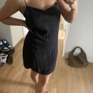 Liten svart klänning - Skön klänning från zara, använd någon gång av mig. Jag på bilden är en storlek S, klänningen är i storlek M  Skriv gärna om ni har frågor!!❣️ 