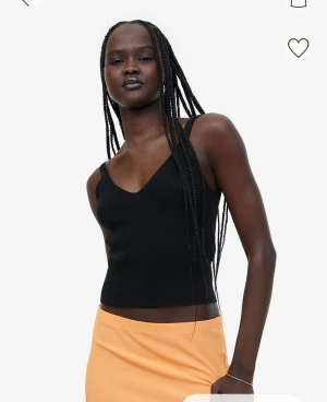 Linne/Topp - Säljer nu detta linne från Hm som jag endast använt några få gånger. Det är i jätteskönt material som är ribbat lite tjockare. Stl xs men väldigt stretchigt så passar xs-M skulle jag säga då jag vanligtvis har s/m. Första bild lånad.