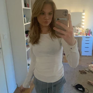 Vit tröja  - En vanlig vit tröja som lägger sig jätte fint runt höfterna och ger en så fin form❤️  orginalpris: 230 Storlek: xs