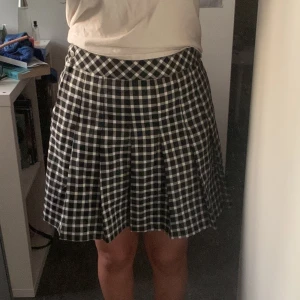 Svart och vit tenniskjol - Kjol från hm divided i stl 38, knappast använd💞 pris exklusive frakt🤍