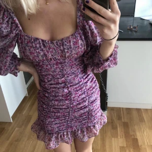 Blommig klänning - Säljer denna vackra lila blommiga klänningen från Zara i strl XS som ENDAST är prövad!💓Köpt för 559 kr, helt slutsåld!🫶🏻
