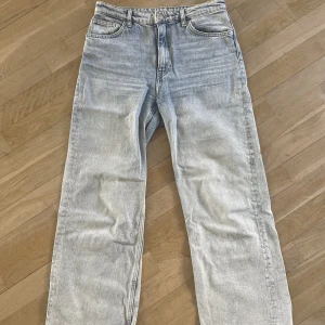 Jeans Yoko Monki - Blåa jeans i rak, vid passform. Använda en del men i bra skick utan synliga defekter 💗