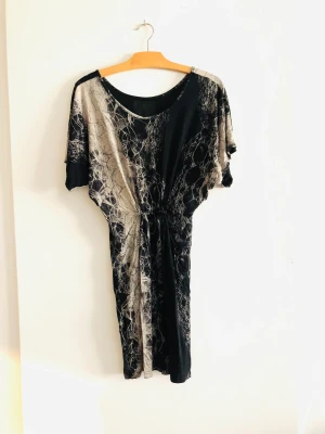 Mjuk klänning - Riktigt mjuk och skön t-shirt-klänning från märket Diana Orving. Märkt M. Markerad midja.