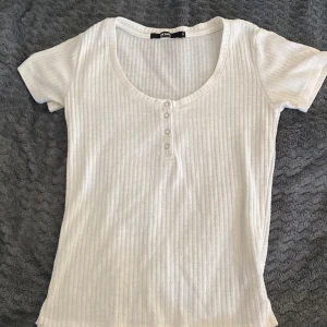 Vitt T-shirt från Bik Bok - Vitt T-shirt från Bik Bok. Bra skick. S