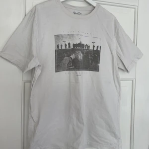 T-shirt  - Oversized T-shirt från Brandy melville. Vet ej storlek 