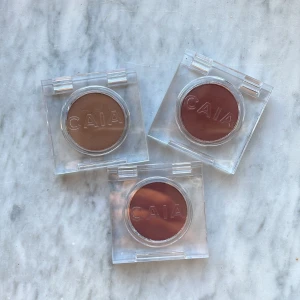 CAIA ögonskuggor - CAIA matte ögonskuggor: stockholm, date night och chérie. Endast provade, se sista bilden för skick. 80 kr styck eller alla tre för 200 🍒 