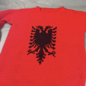Handstickad tröja med Albansk flagga  - Handstickad tröja med Albanska flaggan. Passar M/L.  Ekologiskt garn av bomull 100% Tvättas i 40 %