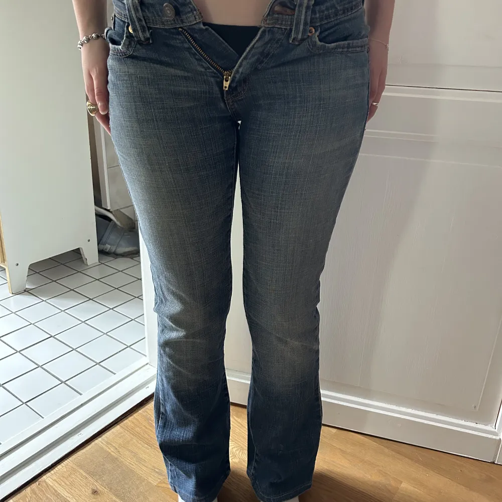 Lågmidjade levis jeans i bootcut❣️Innerbenslängden: 72cm midjemåttet tvärsöver: 35cm💙. Jeans & Byxor.