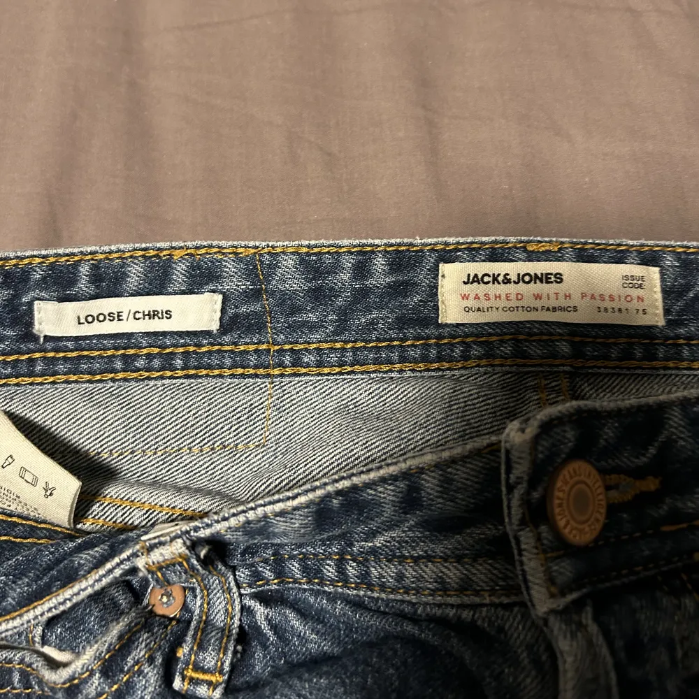 Nästan helt oanvända jeans från Jack&jones i modellen Chris. Säljer pga för små. Jättefint skick😄Nypris på dessa är 600kr😊 Hör av dig vid intresse eller fler frågor😊. Jeans & Byxor.