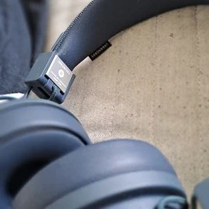 Trådlösa hörlurar Urban Ears Plattan 2 - Använda men fotfarande i gott skick. Köpta för 600:-  - 30 timmars speltid. - Upp till 10 meters räckvidd.  - Hopfällbar design. - Kontrollera ljud, samtal osv med knappen på högersidan, - Mikrofon. - Finns uttag för 3.5mm ljudsladd.