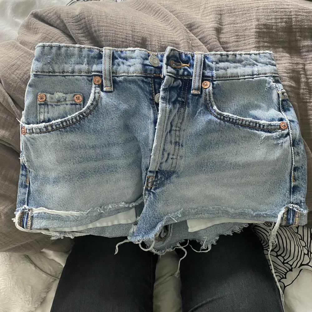 Säljer ett par helt oanvända jeans shorts från zara, köpta i somras men passade inte mig så de har aldrig kommit till användning 💕 stl 32, nypris 359. Shorts.