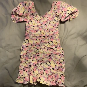 Klänning - En sommarklänning från Gina Tricot. Perfekt klänning för sommaren men är tyvärr för liten för mig:/ Använd en gång💓💓