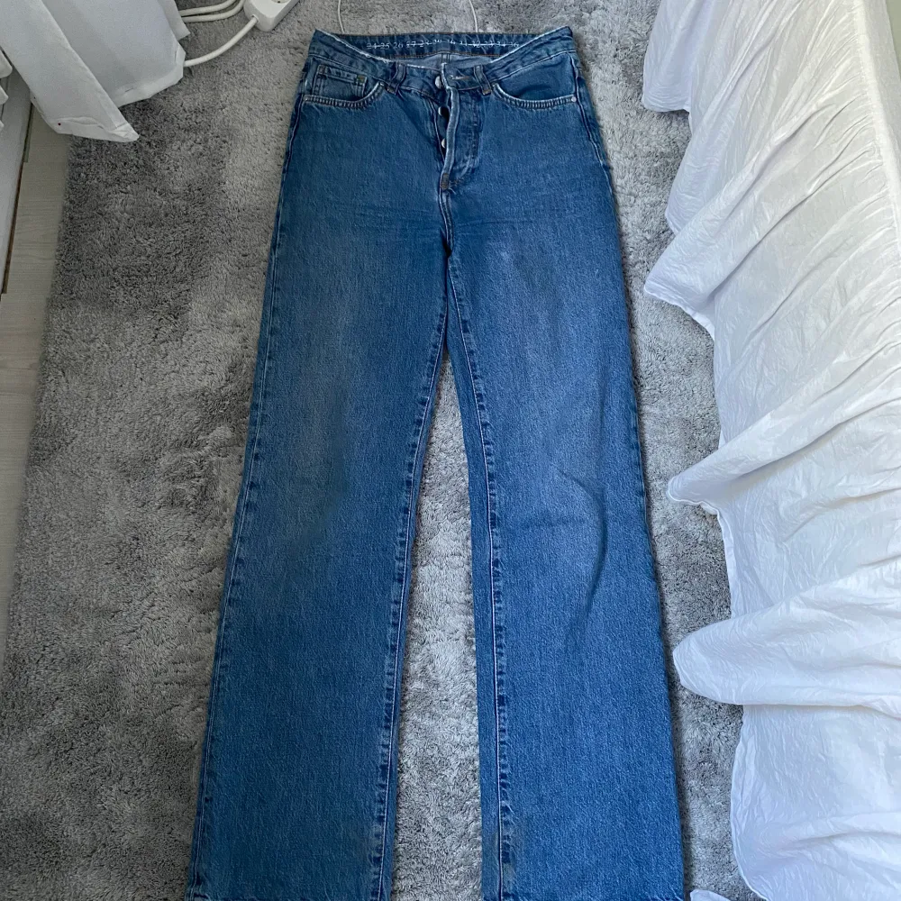 Säljer dessa jeans ifrån Bikbok. Liknande dom jag redan lagt upp en aning mörkare bara. Sitter superfint på kroppen. Ordinarie pris 599kr . Jeans & Byxor.