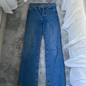 Säljer dessa jeans ifrån Bikbok. Liknande dom jag redan lagt upp en aning mörkare bara. Sitter superfint på kroppen. Ordinarie pris 599kr 