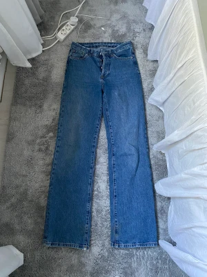 Jeans Bikbok  - Säljer dessa jeans ifrån Bikbok. Liknande dom jag redan lagt upp en aning mörkare bara. Sitter superfint på kroppen. Ordinarie pris 599kr 