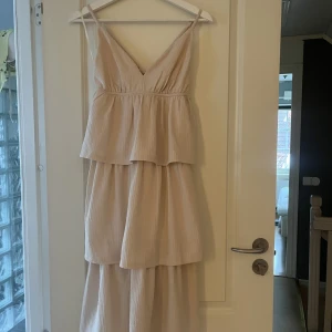 Klänning  - Fin volangklänning från veromoda i storlek XS. Knappt använd fint skick!