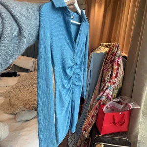 Skimrande blå klänning  - Den skönaste klänningen, så fin blå färg med skimmer. Fungerar för en sommar dag eller en uppklädd kväll. 