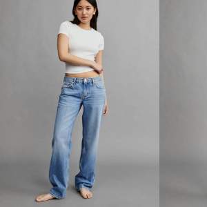 Low waist straight jeans från ginatricot. Använda fåtal gånger, säljer då dom inte kommer till användning. Skulle kunna sälja för billigare om det behövs. Nypris 499kr 💗