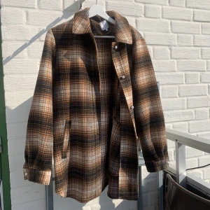Vår/höstjacka  - Säljer denna fina vår/höstjacka pga använder tyvärr inte längre. Snygg och i gott skick!  Storlek 36 men oversized. Passar mig som vanligtvis är storlek 38.