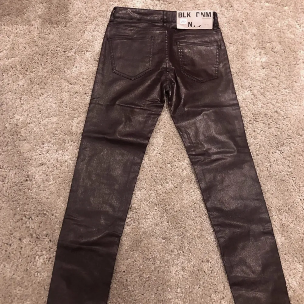 Helt nya bruna BLK DNM jeans i fake-skinn  Nypris 1699 Storlek 0, dvs storlek XS Djur och rökfritt hem . Jeans & Byxor.