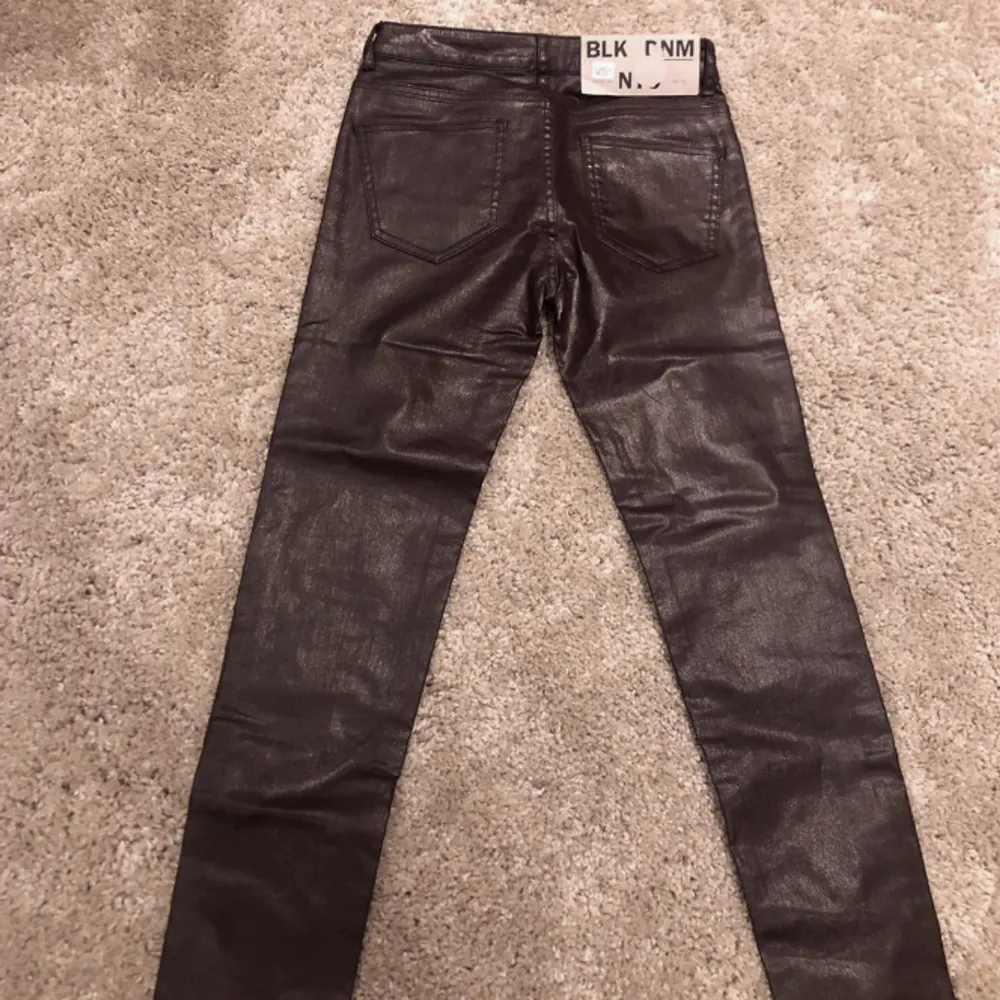 Helt nya bruna BLK DNM jeans i fake-skinn Nypris 1699 Storlek 0, dvs storlek XS Djur och rökfritt hem . Farkut & Housut.