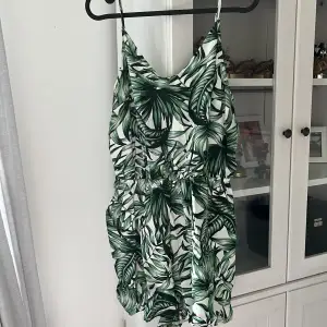 Sommar jumpsuit! Använd få gånger. Köparen står för frakten!💚