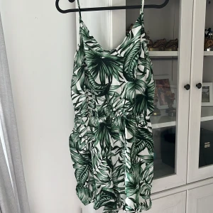 Jumpsuit  - Sommar jumpsuit! Använd få gånger. Köparen står för frakten!💚