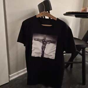Limitato t shirt S - Säljer min Limitato t shirt i storlek S då den är för liten. Den är i väldigt väldigt bra i skick. Skriv vid frågor