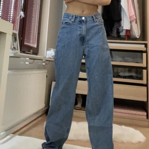 Baggy jeans - Midwaist baggy jeans från weekday, sparsamt använda och i gott stick🩷skulle säga lite större i storleken än vanligt