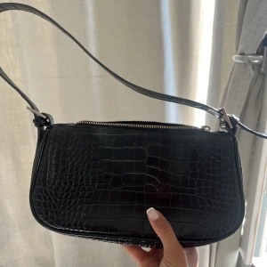 Väska  - Säljer denna fina väskan från Gina Tricot. Kommer inte till användning därav sparsamt  använd 