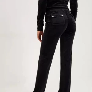 Juicy couture  - Säljer mina svarta juicy byxor då jag har tre stycken och använder endast en, bra skit förutom att båda metall grejerna på byxan är av och att fickorna och är lite sönder, men kan lätt sys igen. Nypris 1100kr säljer för 500kr, skriv för fler bilder.