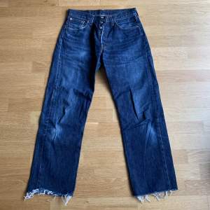 Mid rise jeans från Levis, dom var klippta när jag köpte de. Egentligen 36 i längden men eftersom klippta blir det nog 30/32.