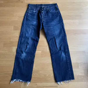 Mid rise jeans från Levis, dom var klippta när jag köpte de. Egentligen 36 i längden men eftersom klippta blir det nog 30/32.