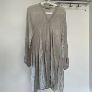 Linneklänning greige - Linneklänning greige. Strl M. Använd 1 gång. 300kr (nypris 6-700kr)