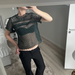 Topp - Fin grön topp ifrån zara. Tyget innanför är avklippt så den är mer transparent. 