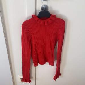 Hej, jag säljer denna jättefina röda tröja. Den är i otroligt bra skick och endast använd 2 gånger.  Kom privat om du vill ha flera bilder på tröjan💕.      (Köparen står för frakten).