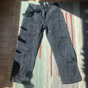 Carhartt - Svinsnygga carthartt byxor som inte kommit till användning! I super skick! Storlek 31X30