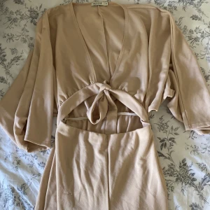 Byxdress - Säljer denna supersnygga byxdress som inte längre kommer till användning💕