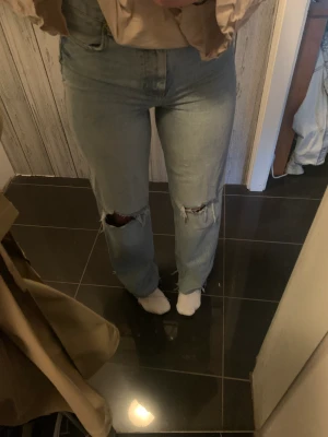 Jeans - Ljusblå jeans med hål på knäna ifrån zara!🤩