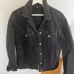 Svart jeansjacka  - Svart jeansjacka i fint skick. Tror den är från hm. 