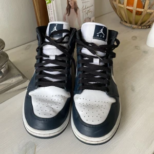Jordans 1mid  - Bra skicka inte använda mycket Max 3-4gånger.  Dm för mer frågor/bilder